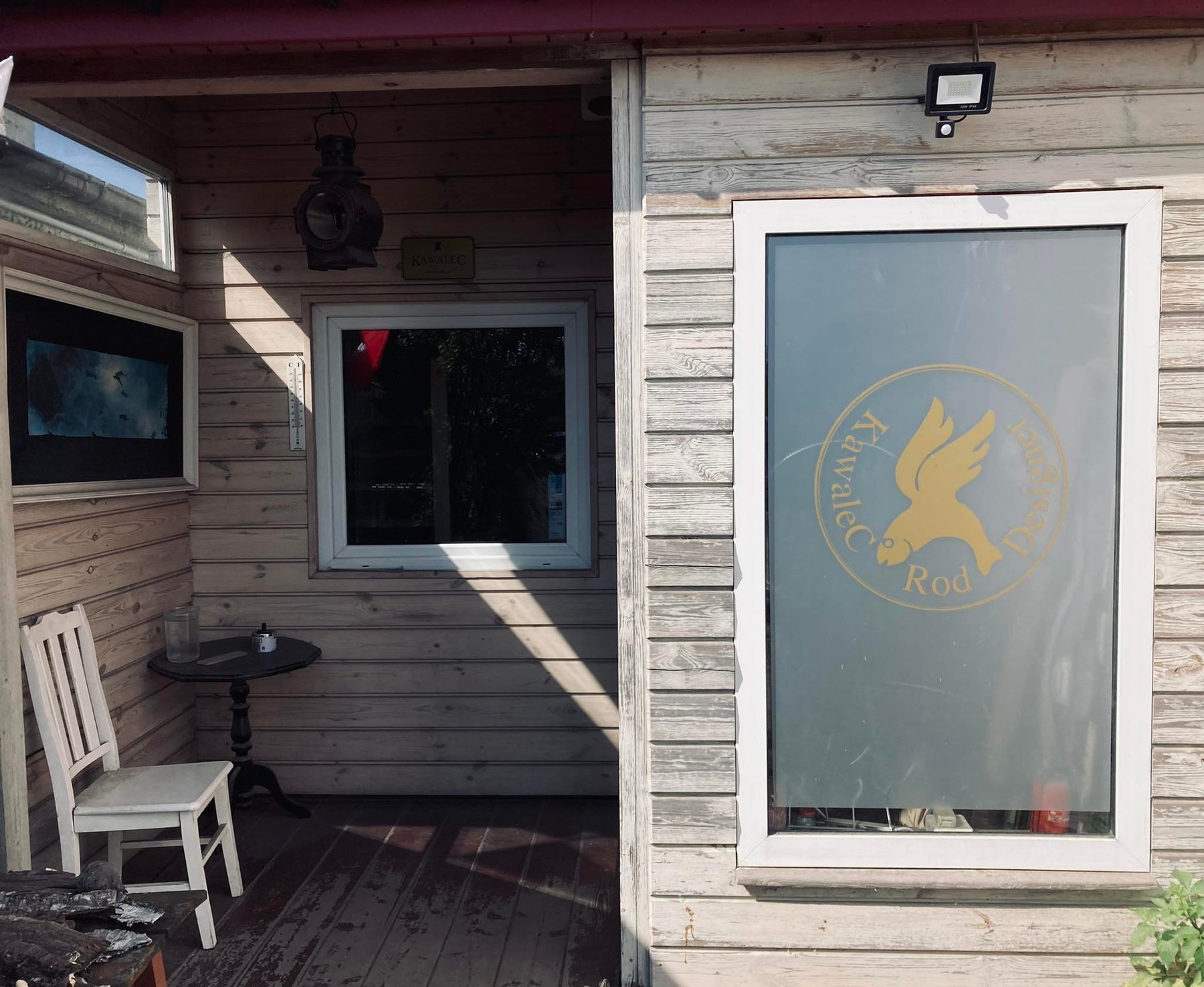 Wejście do pracowni KawaleC — pieczęć Kawalec Rod Designer Since 1973 na szybie